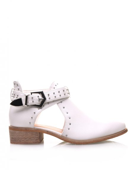 Bottines blanches plates ajoures cloutes