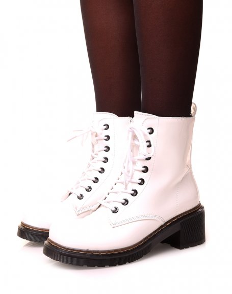 Bottines montantes blanches vernies  lacets