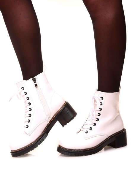 Bottines montantes blanches vernies  lacets