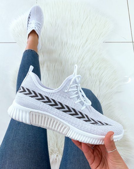 Breathable and flexible white sneakers