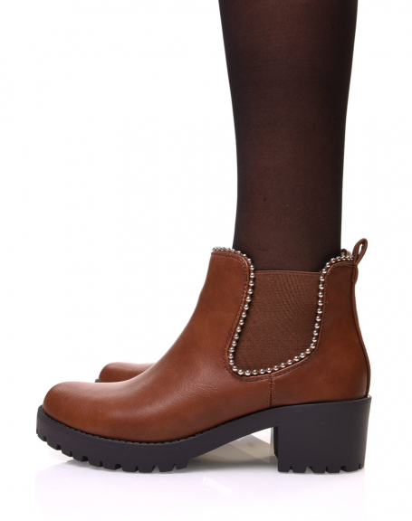 Camel Chelsea boots with heel and notched sole and pearls