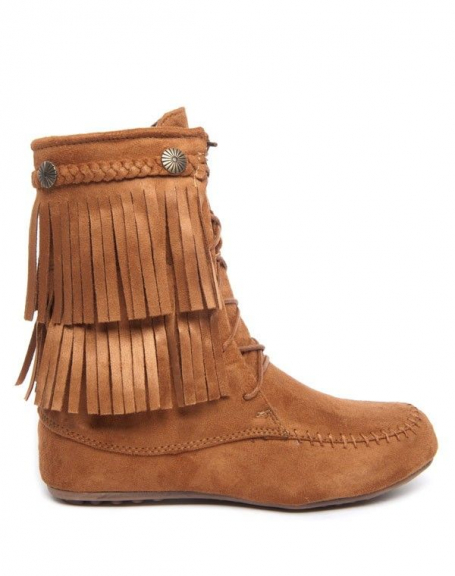 Camel-colored ankle boot with fringes