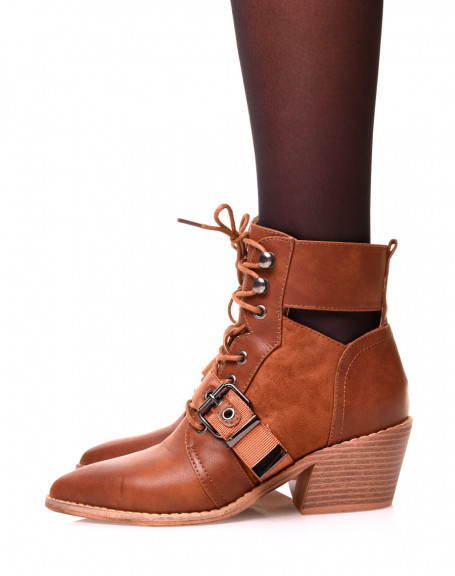 Camel cowboy boots with bi-material laces