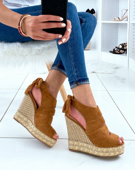 Camel wedges closed with tie strap