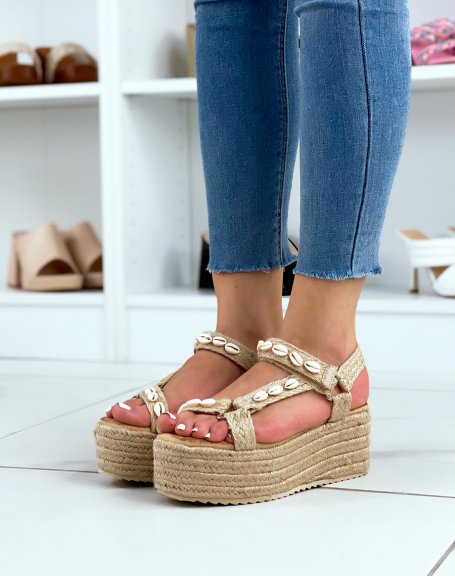 Flat beige wedges with straps in burlap and shells