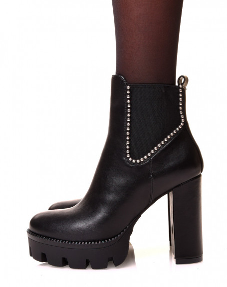 Heeled ankle boots with silver pearls