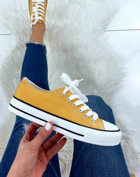 Low-top canvas sneakers with yellow lace