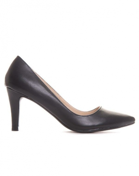 Matte black pump with thin heel and pointed toe