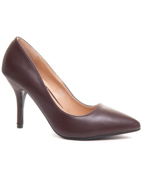 Matte brown pump with pointed toe