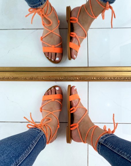 Nu-pieds oranges en sudine  longues lanires bicolores