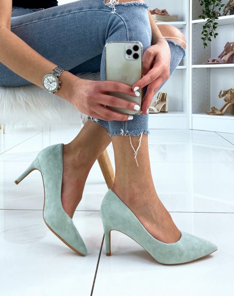 Pointed toe pumps in pastel green suede