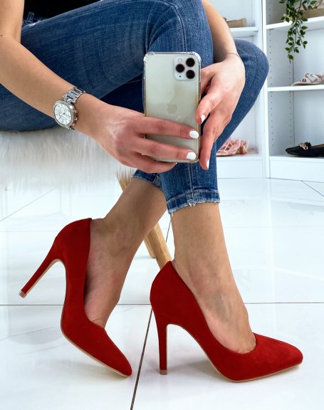 Red suede heeled pump with square toe