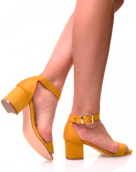 Sandales  petits talons en sudine jaunes