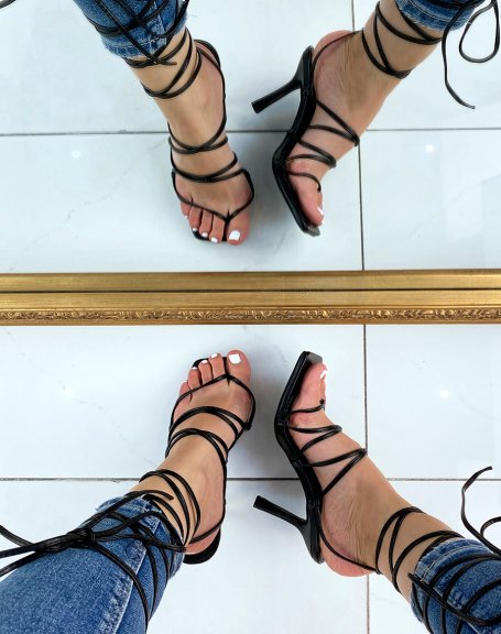 Sandales  talon noires  entre-doigts et multiples lanires