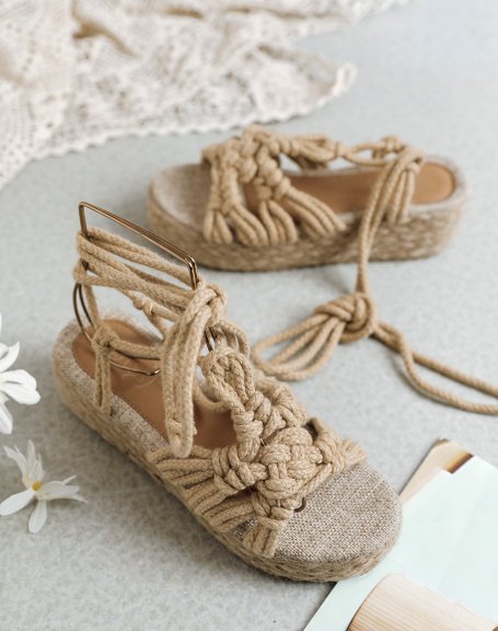 Sandales compenses beiges noues avec de larges cordes