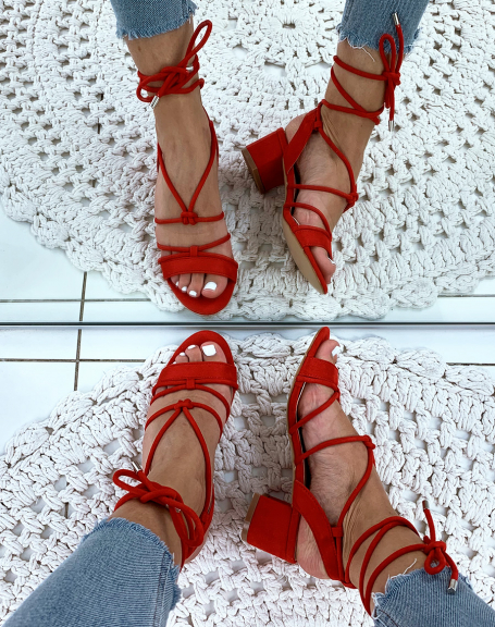 Sandales en sudine rouges  petits talons et  lacets chevilles