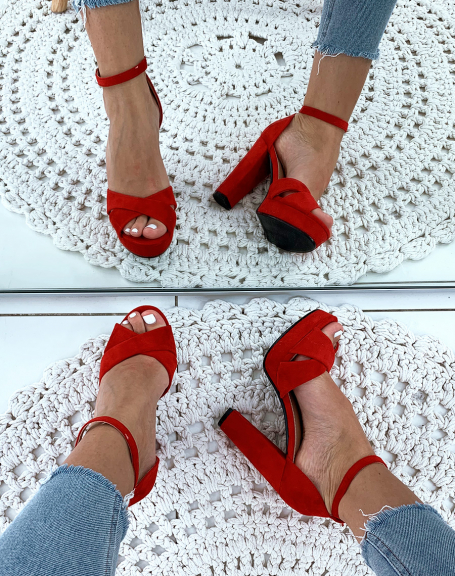 Sandales rouges en sudine  talon carr et  plateforme