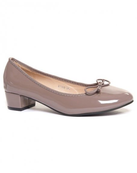 Taupe ballerina with patent heel and lace