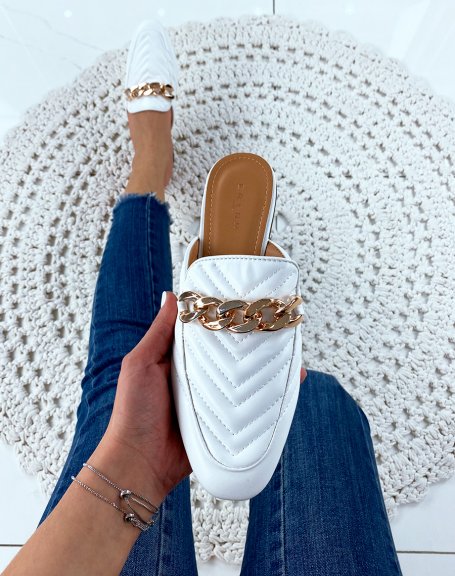 White faux leather mule with big chain