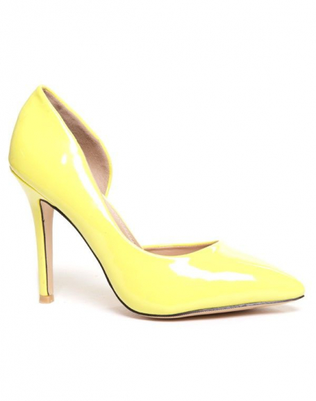Yellow patent pointed toe pump with cutout