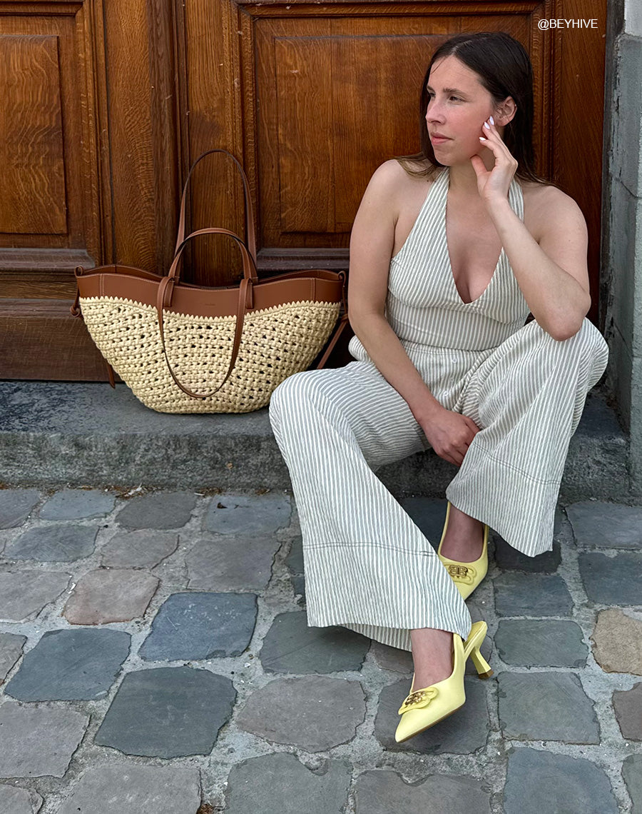 Escarpins femme jaunes à bout pointu élégants avec bijou doré et petit talon