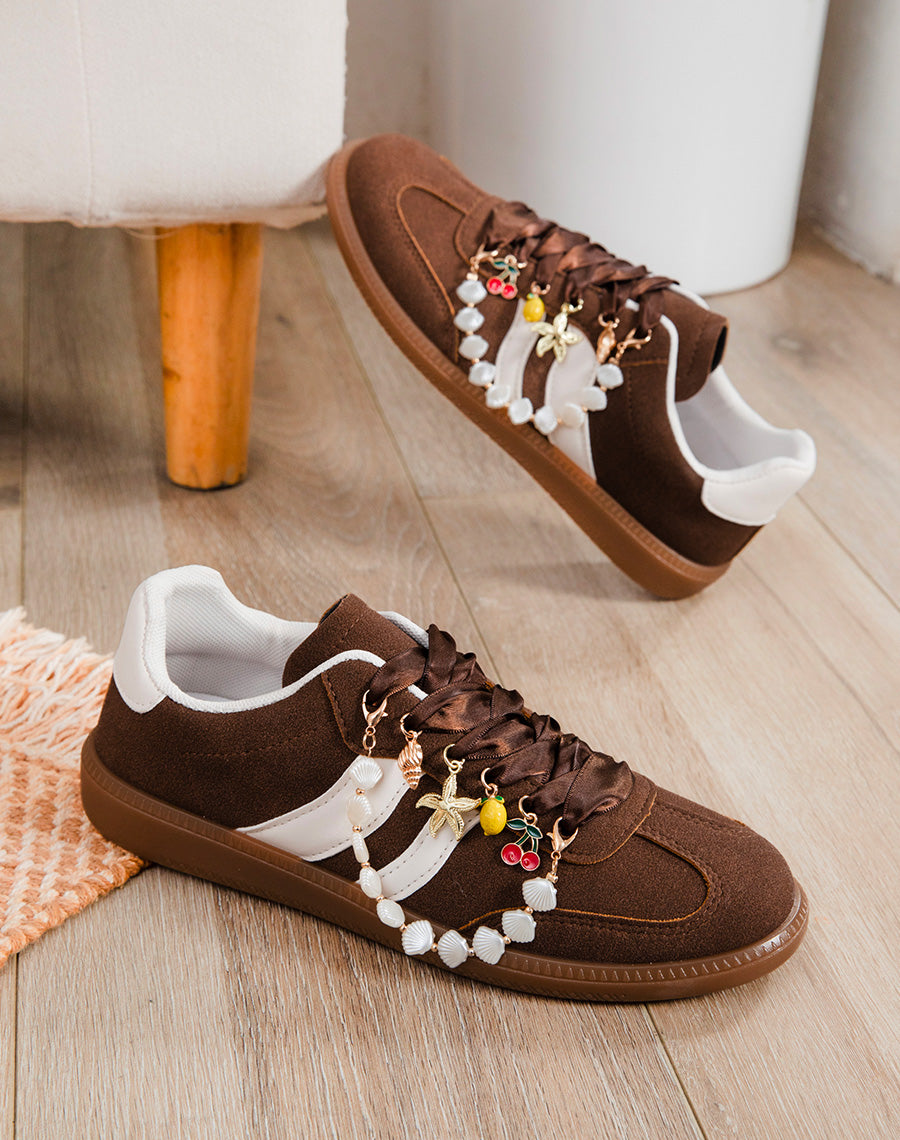 Basket femme marron tendance avec empiècement blanc et bijoux amovibles