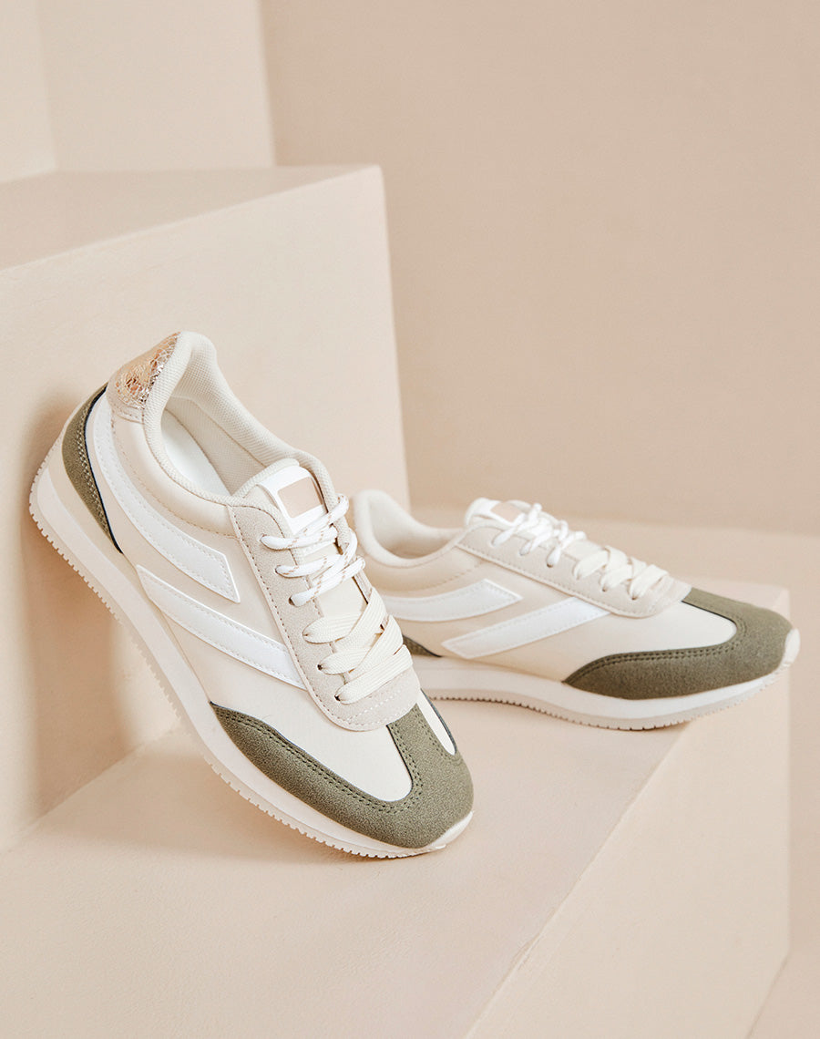 Baskets femme beige avec empiècements blancs et suédine verte à lacets blancs