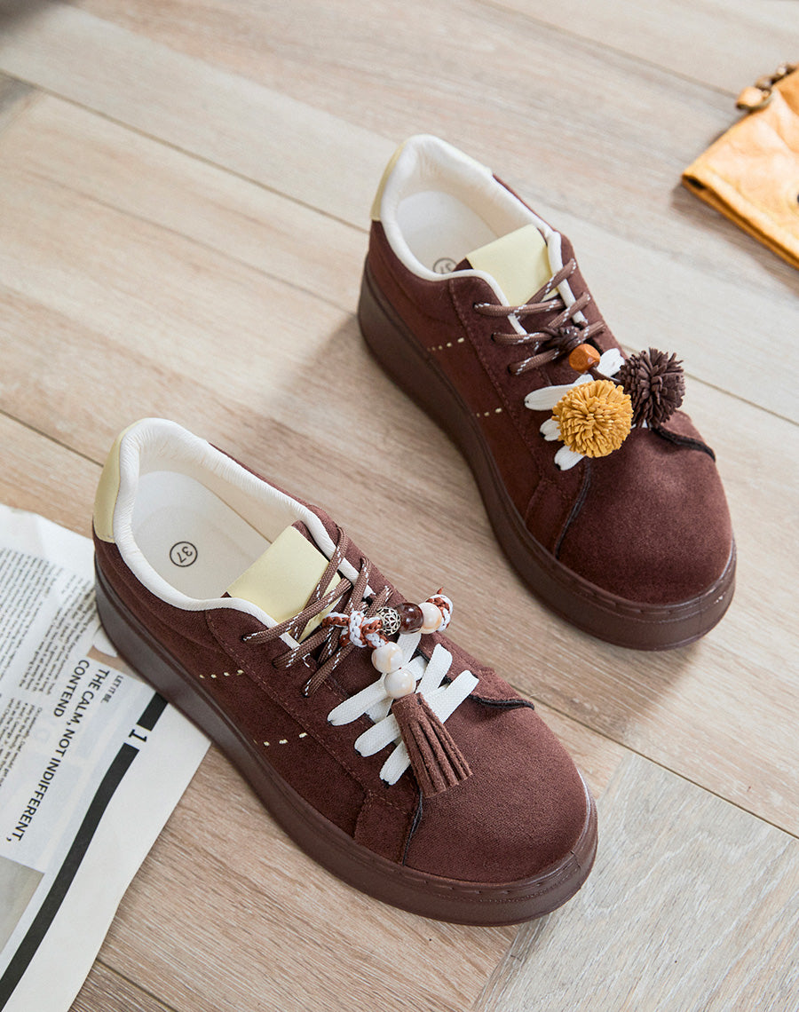 Basket femme marron tendance en suédine à plateforme avec pompon décoratif