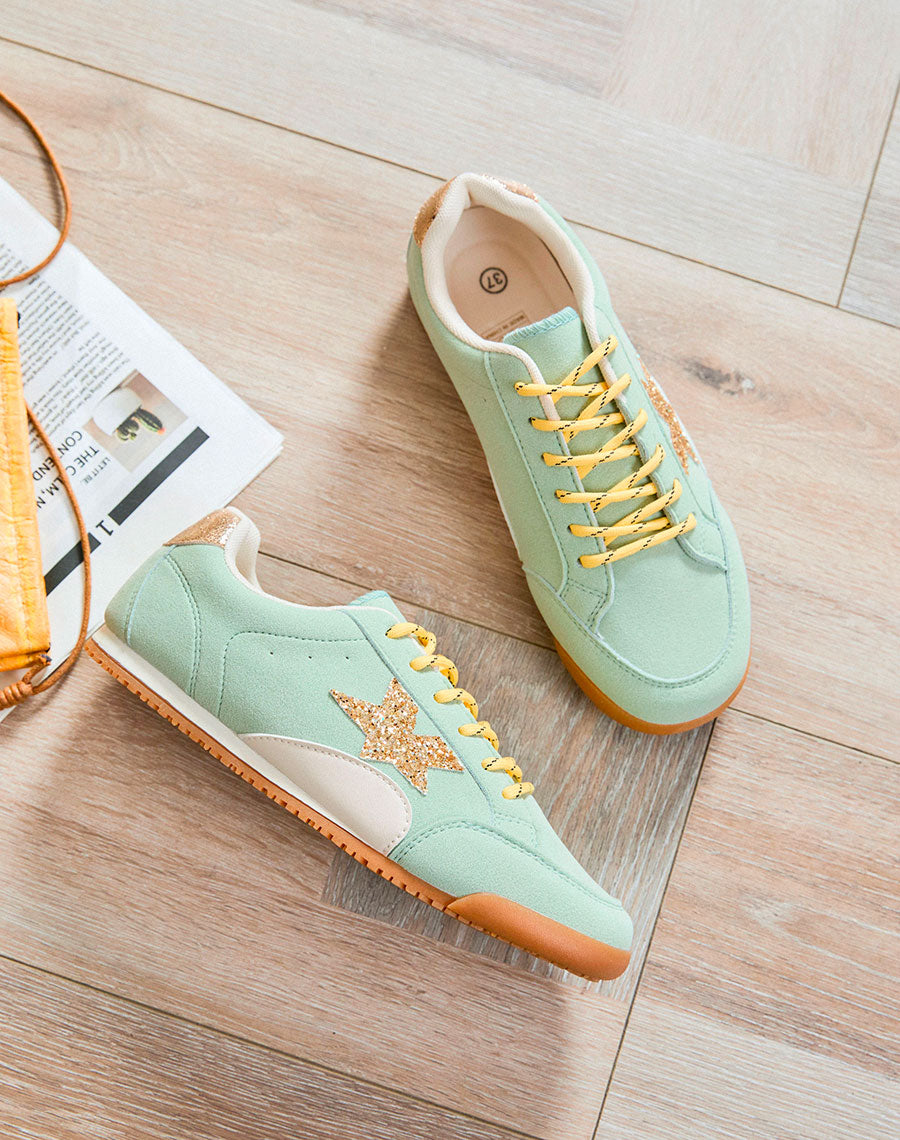Baskets vert clair pastel à semelle plate avec étoile dorée