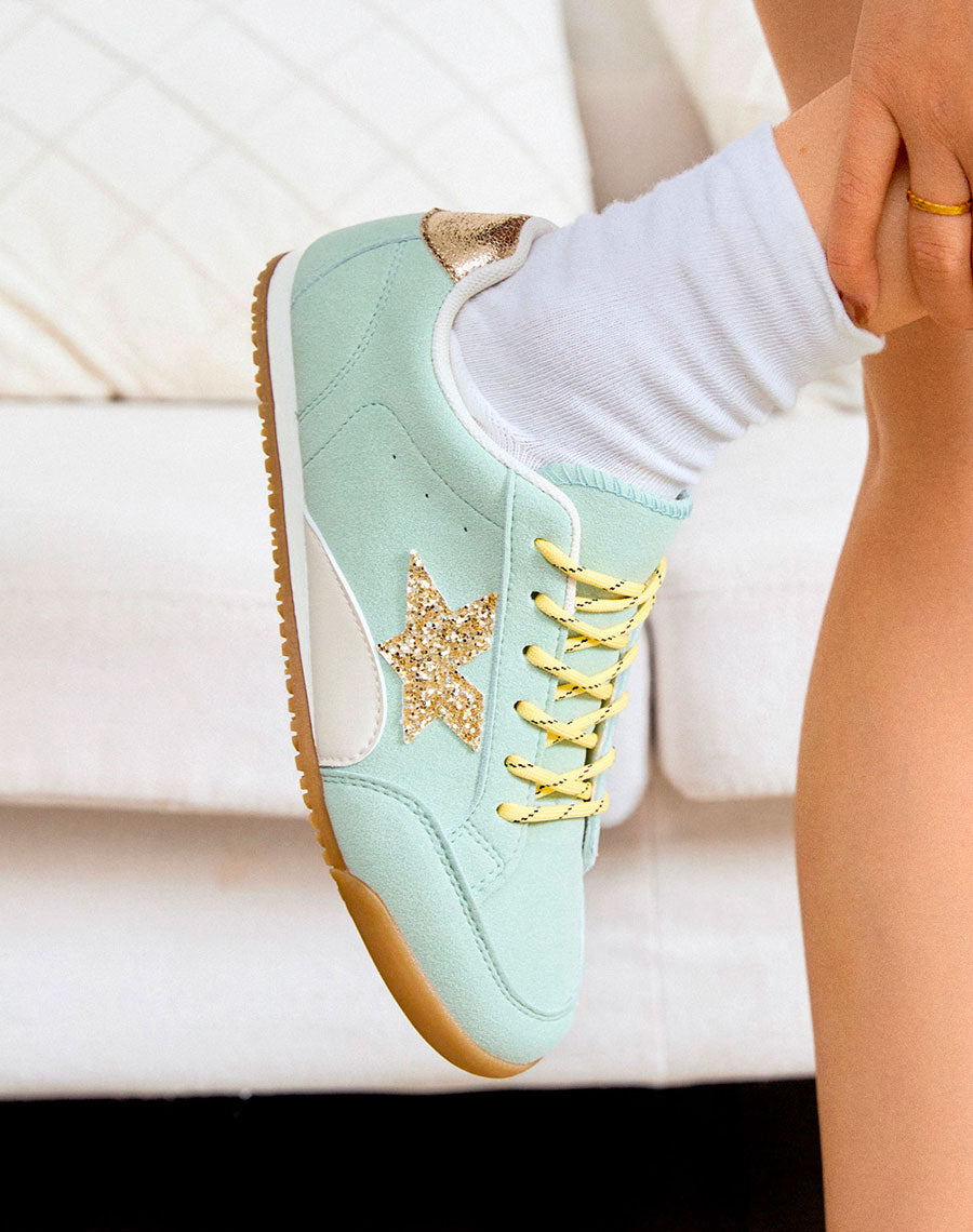 Baskets vert clair pastel à semelle plate avec étoile dorée