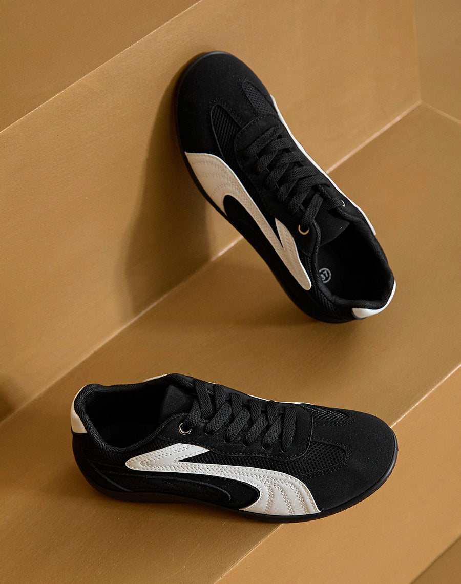 Basket femme noire tendance empiècements blancs sport chic confortable