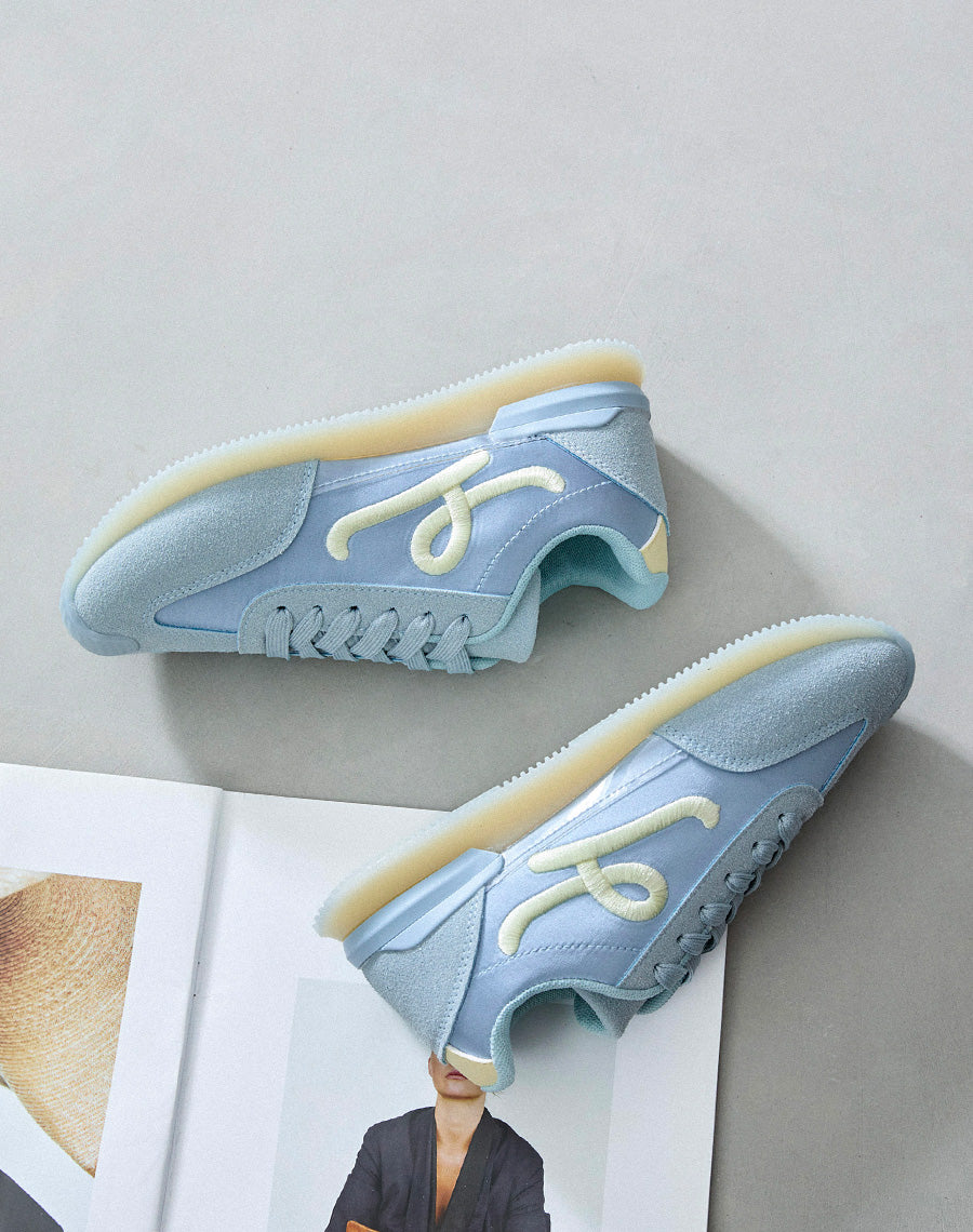 Basket femme bleu pastel tendance avec lettre "L" tissée