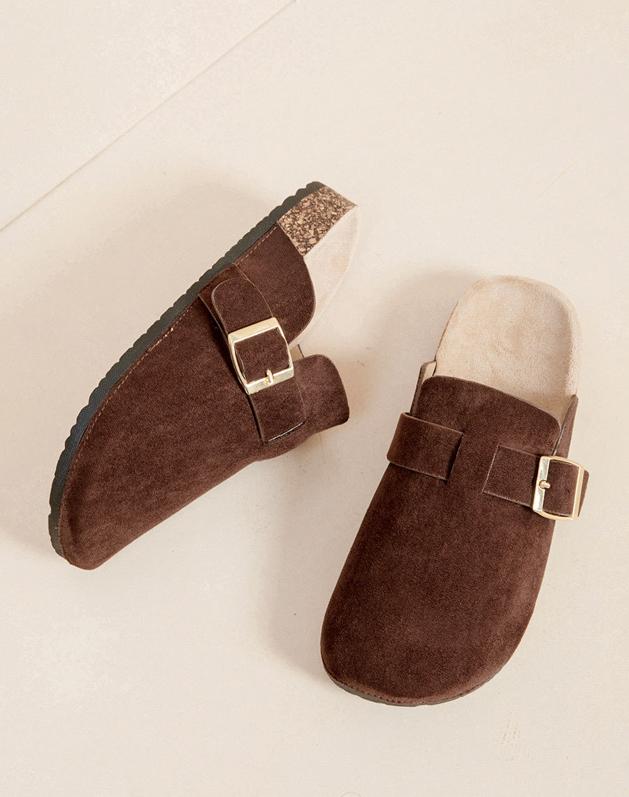 Mules femme marron en suédine avec boucle dorée