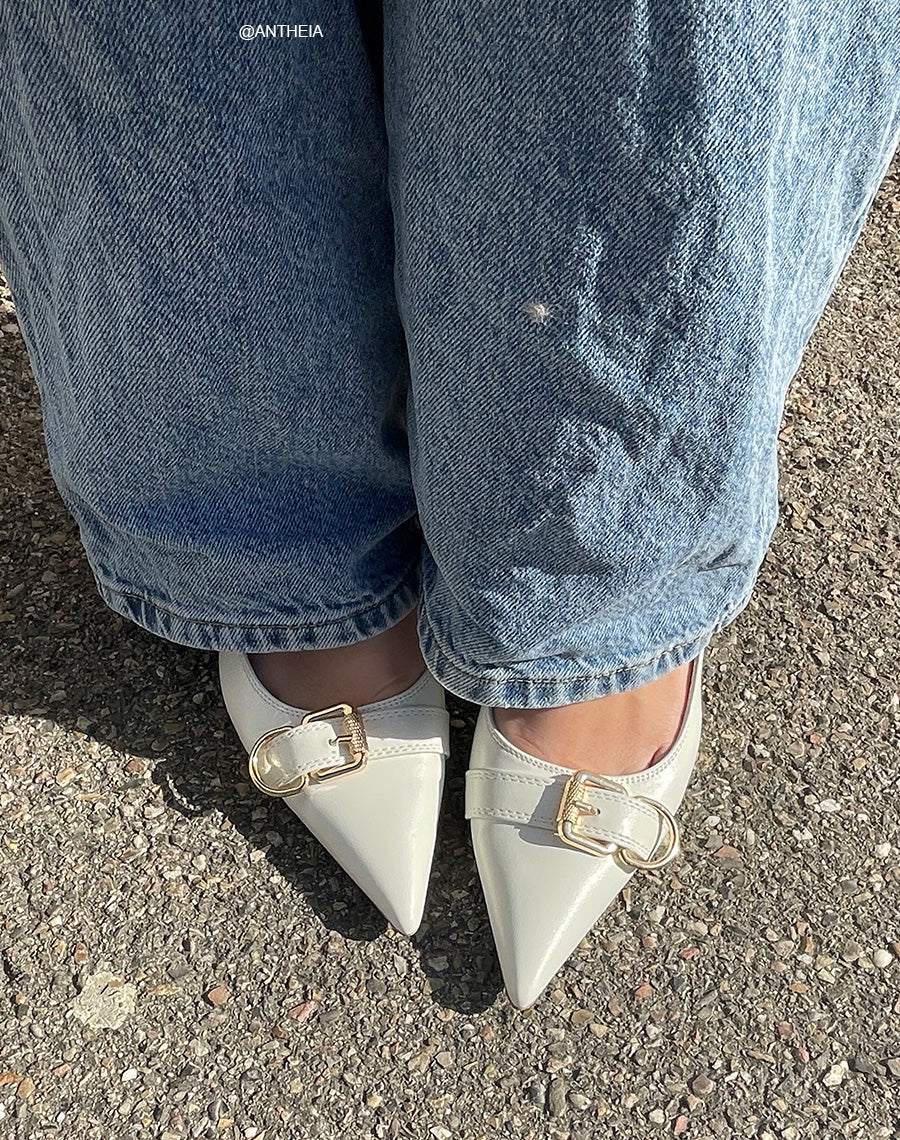 Escarpins femme blancs à bout pointu avec boucle dorée