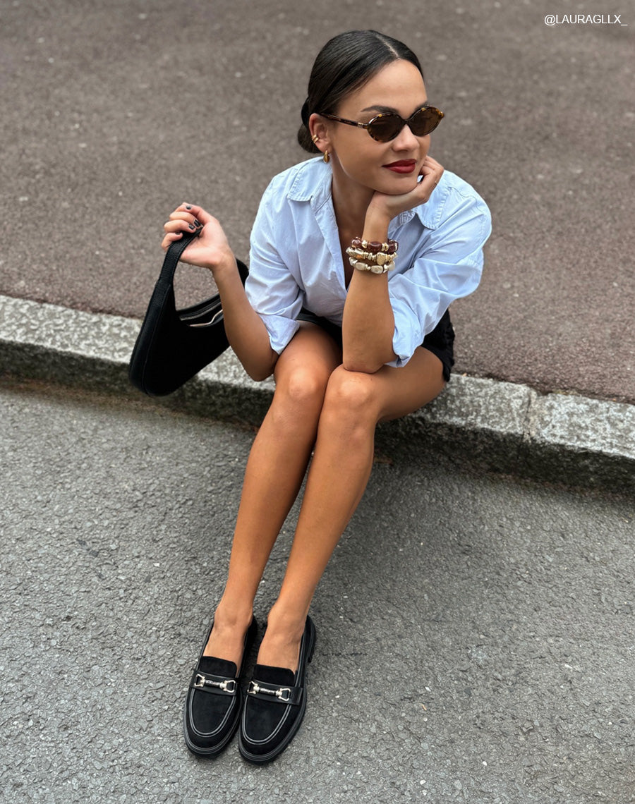 Mocassin femme noir élégant en suédine avec bijou doré et semelle crantée