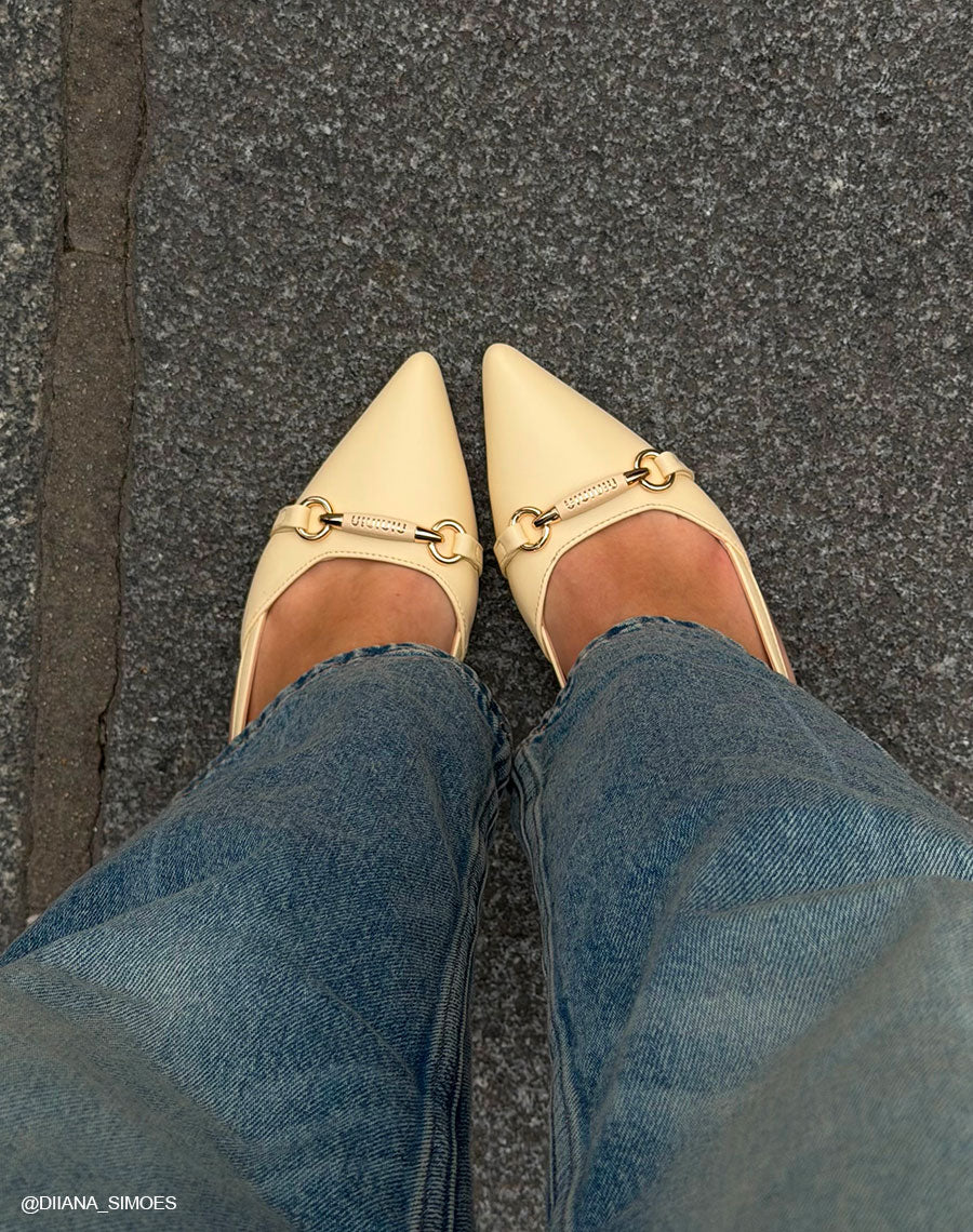 Escarpins femme jaune pastel élégantes à petit talon avec bijou doré