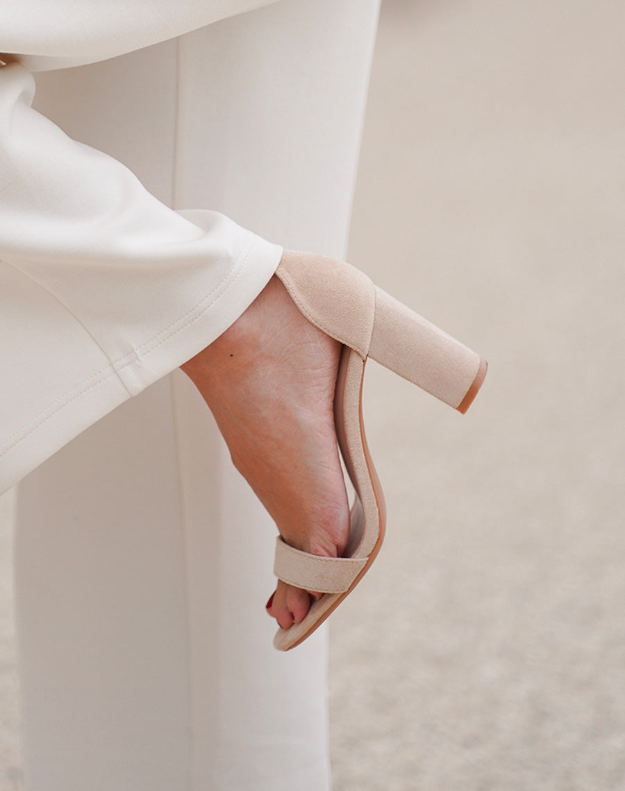 Sandales femme beige élégantes à talon carré – style minimaliste et confort assuré