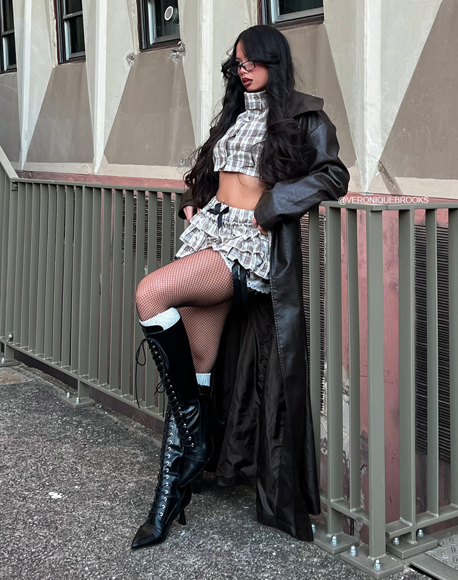 Bottes femme noires élégantes à talon aiguille et bout pointu et laçage