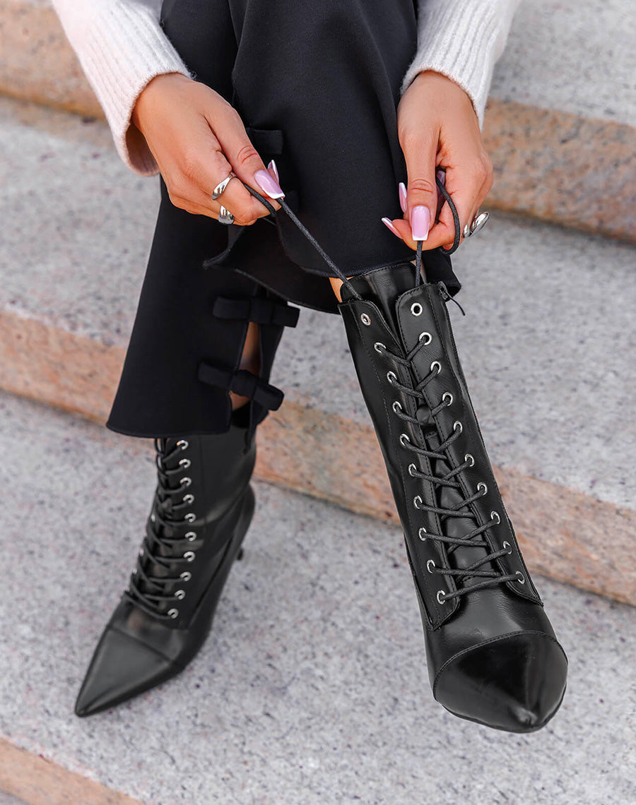 Bottines hautes noires à lacets montants et talon aiguille