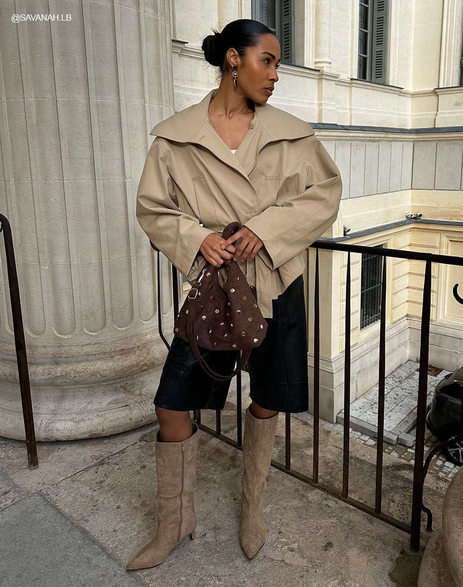 Bottes femme beige élégantes en suédine à petit talon aiguille et bout pointu
