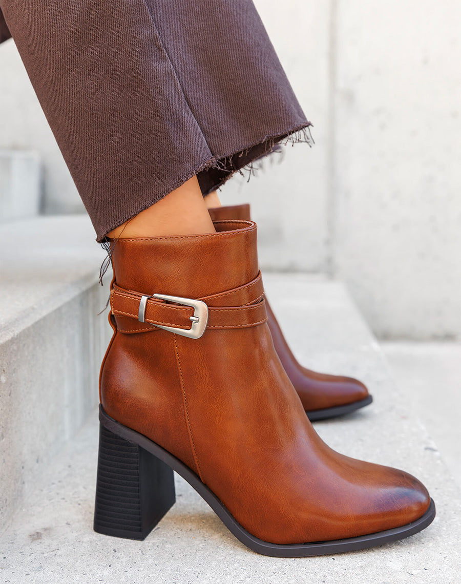 Bottines camel à sangle boucle argentée et talon haut épais
