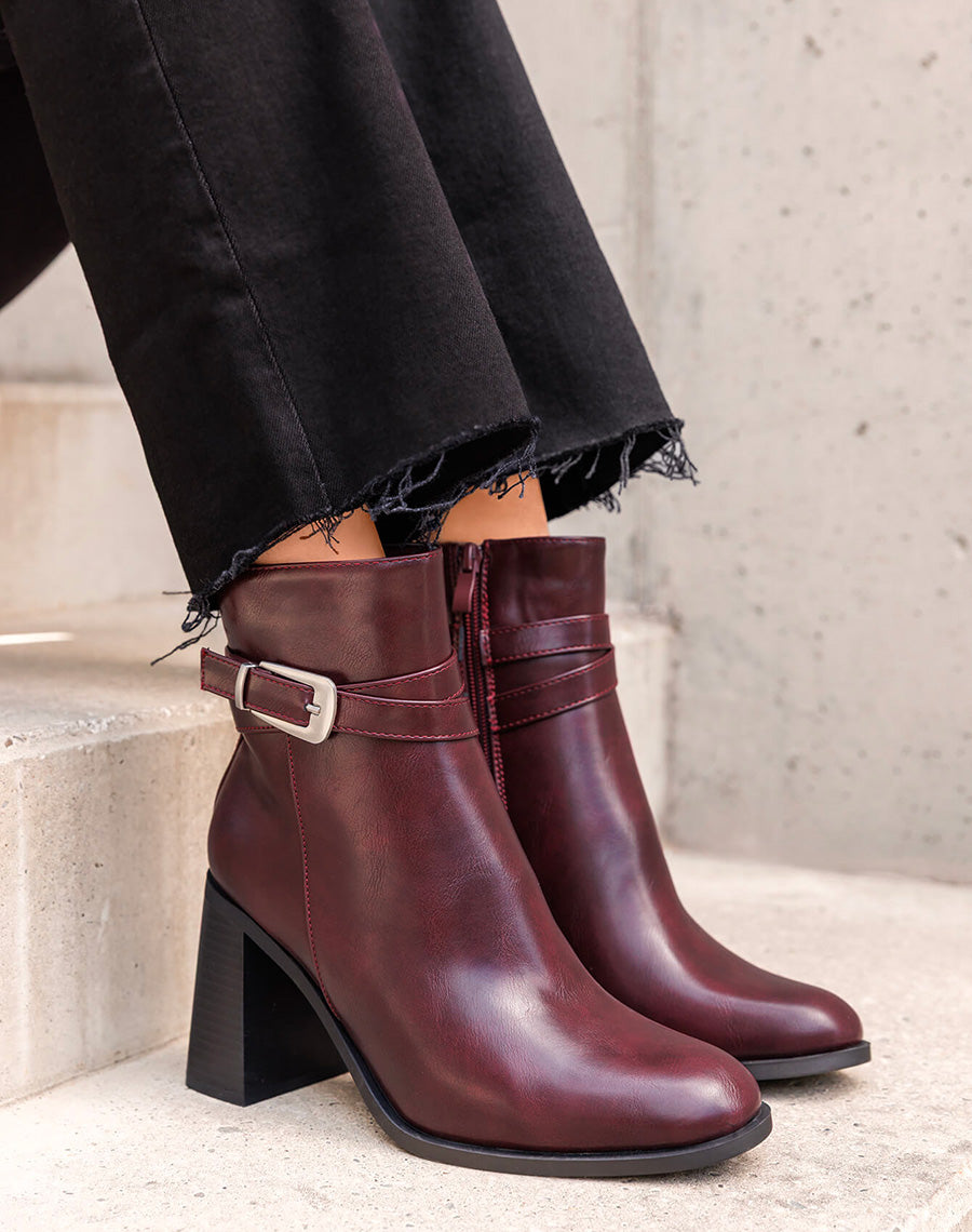 Bottines bordeaux à sangle boucle argentée et talon haut épais