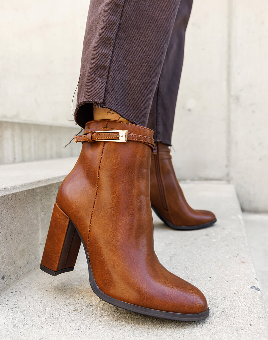 Bottines femme camel à talon carré 9cm élégantes avec lanière dorée et bout pointu