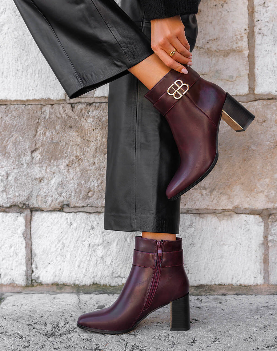 Bottines femme bordeaux à talon carré, élégantes avec boucle dorée et finition raffinée