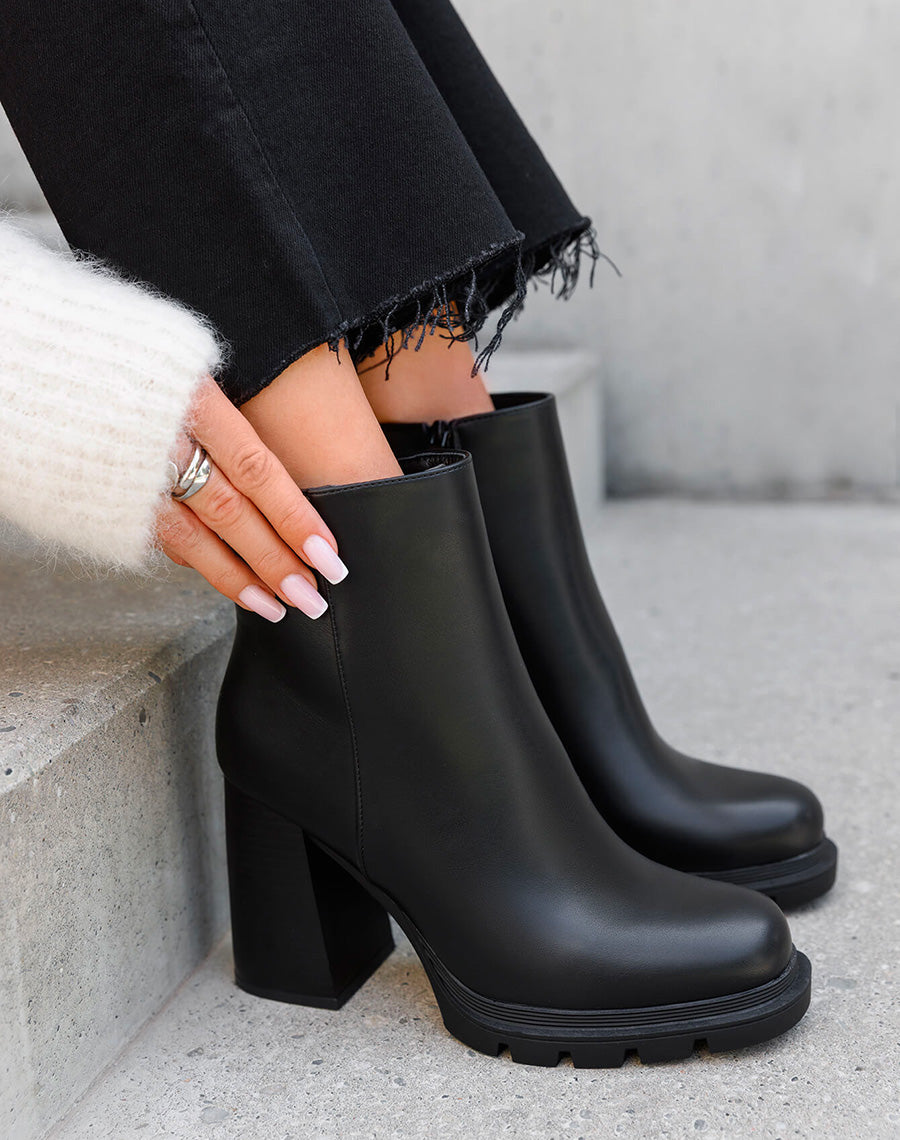 Bottines noires à talon épais carré – Élégance & stabilité