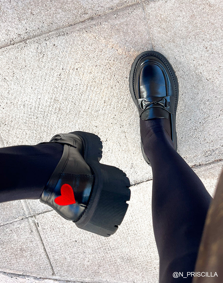 Mocassins noirs audacieux à plateforme crantée et détail coeur rouge
