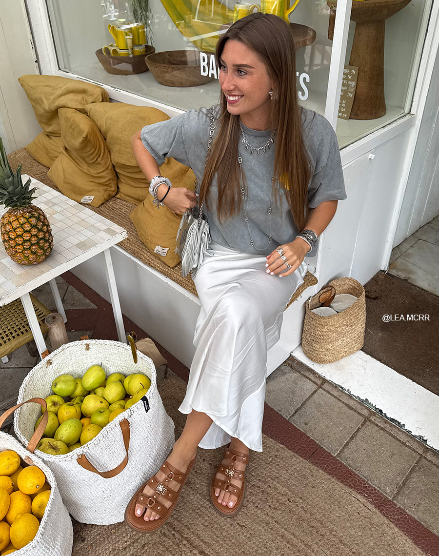 Mules femme FINDLAY camel à triple brides avec clous dorés et bijou soleil, semelle crantée