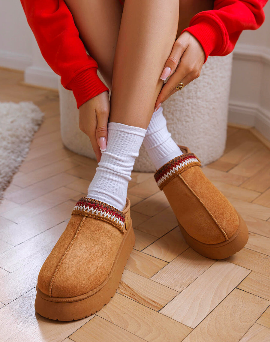 Mules femme camel en suédine fourrée avec détail cousu ajustable