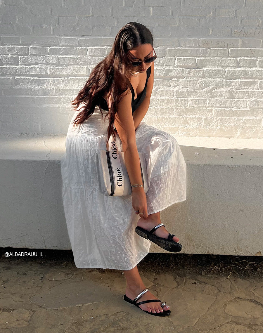 Mules femme noires plates élégantes avec brides fines et bijoux argentés