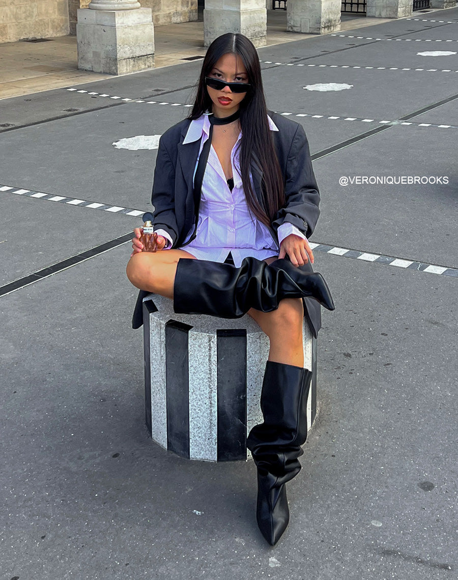 Cuissardes noires à tige large avec talon aiguille moyen et bout pointu